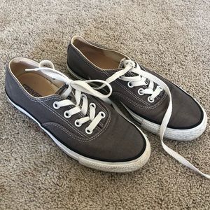 Converse low top gray shoe size 7 great condition!